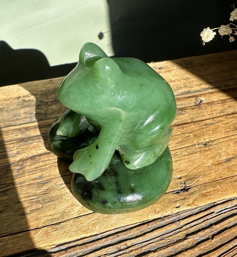 Siberian Jade Frog on jade base - 1.5"*