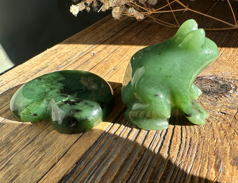 Siberian Jade Frog on jade base - 1.5"*