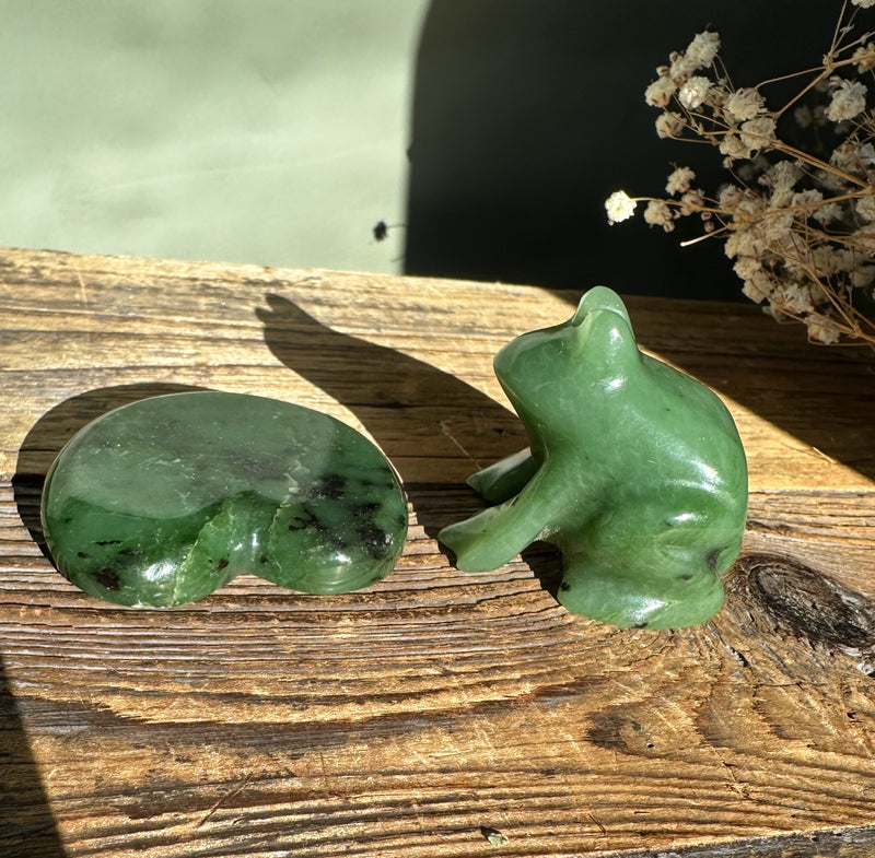 Siberian Jade Frog on jade base - 1.5"*